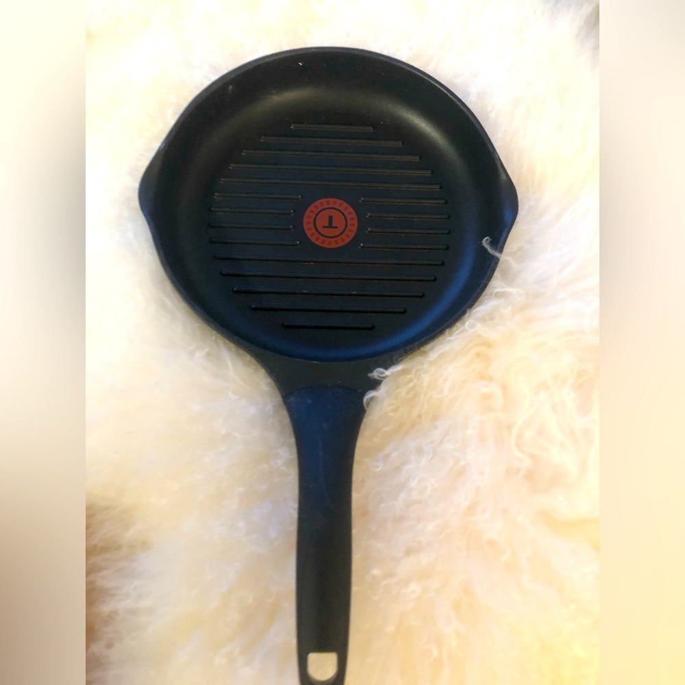 GC T-Fal ridged pan for your kitchen wear needs medium !